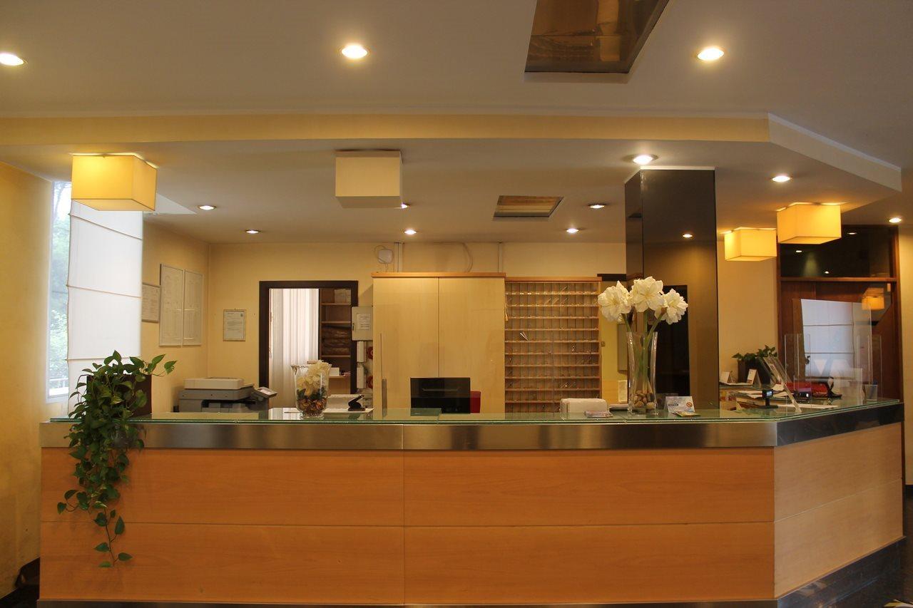 קלנצאנו Hotel First מראה חיצוני תמונה