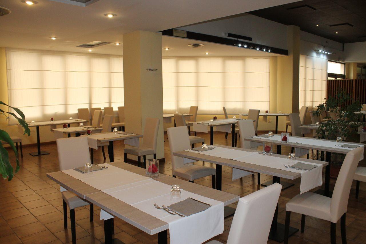קלנצאנו Hotel First מראה חיצוני תמונה