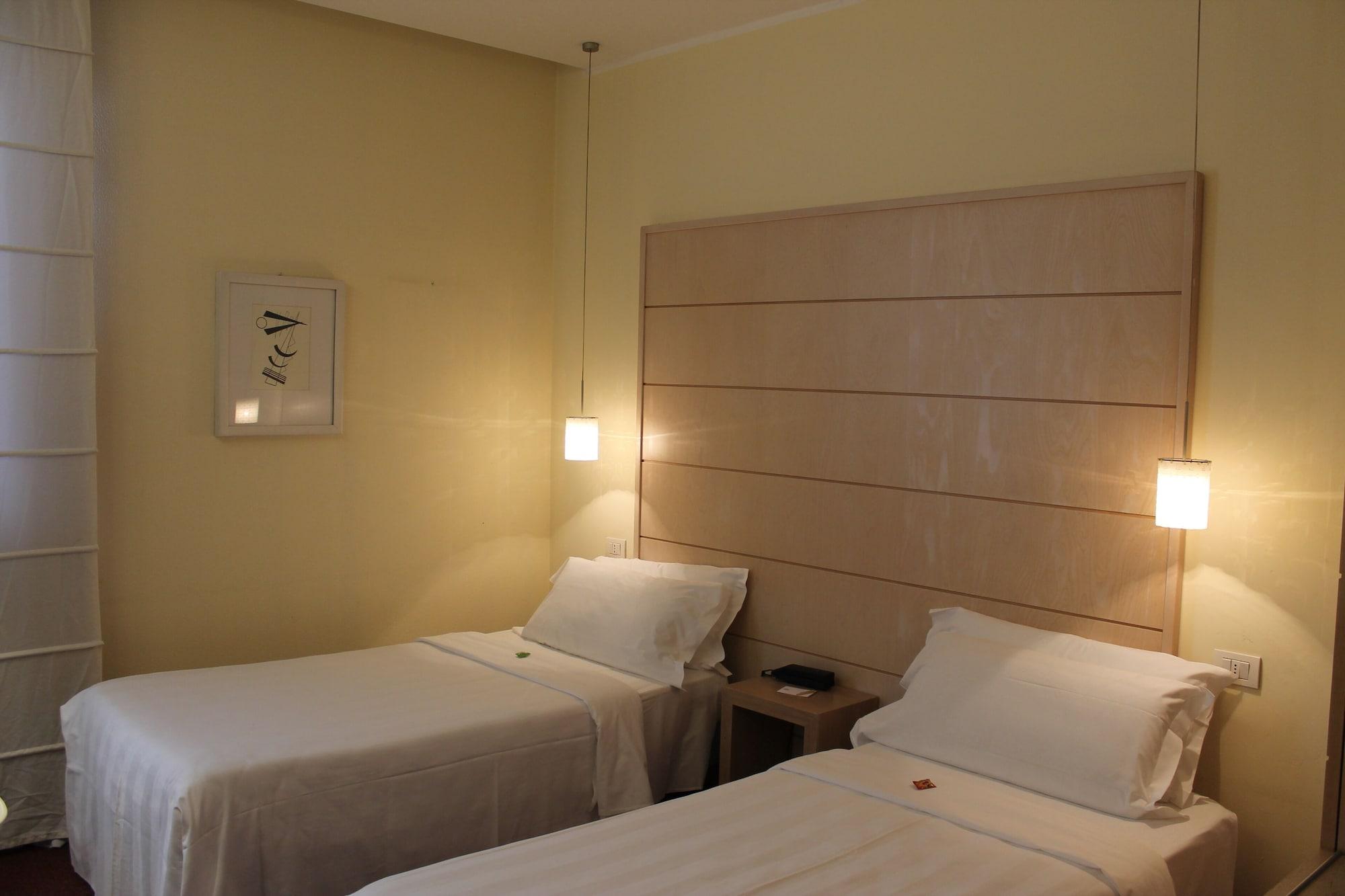 קלנצאנו Hotel First מראה חיצוני תמונה