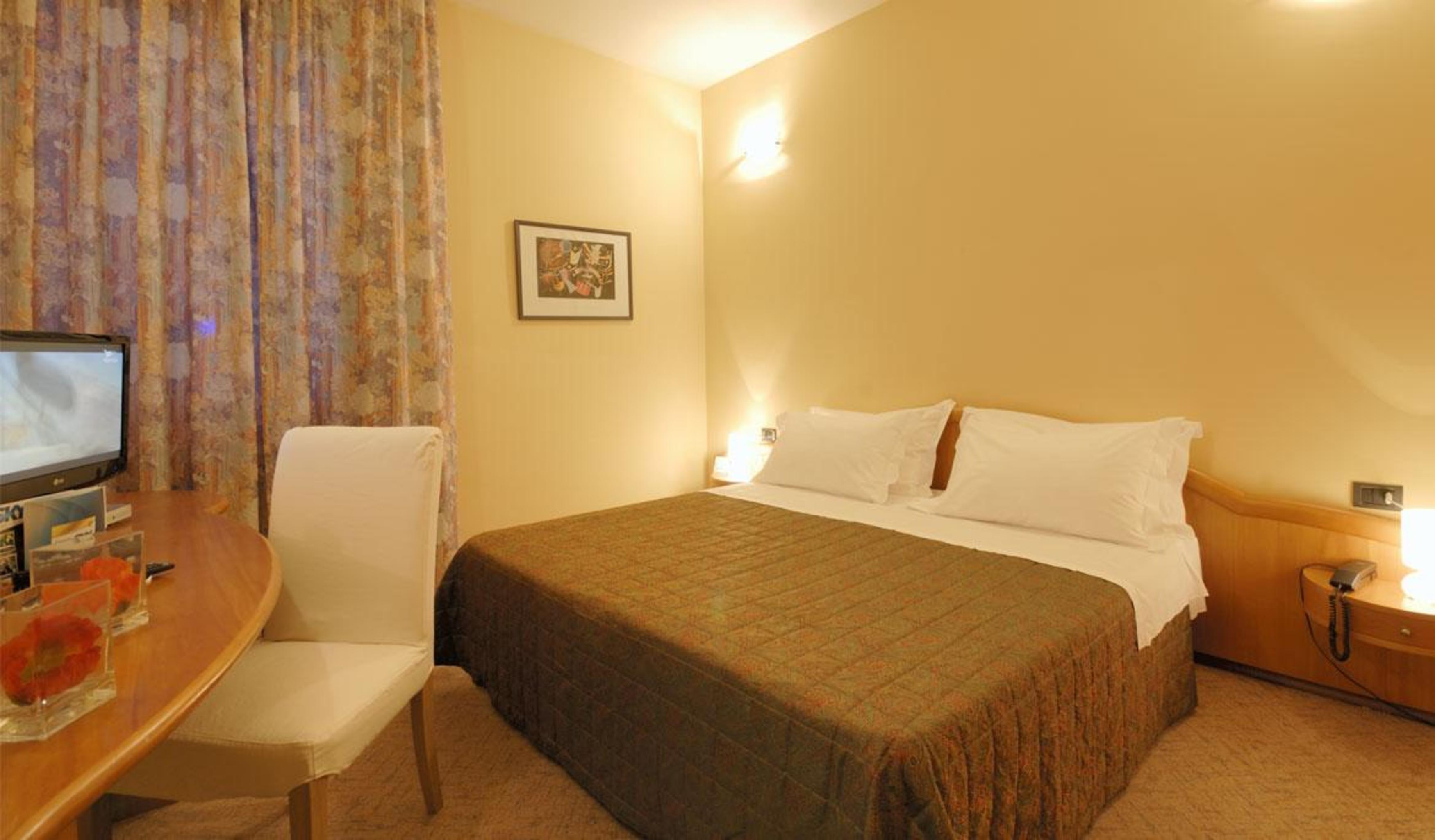 קלנצאנו Hotel First מראה חיצוני תמונה