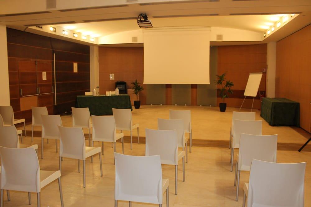 קלנצאנו Hotel First מראה חיצוני תמונה
